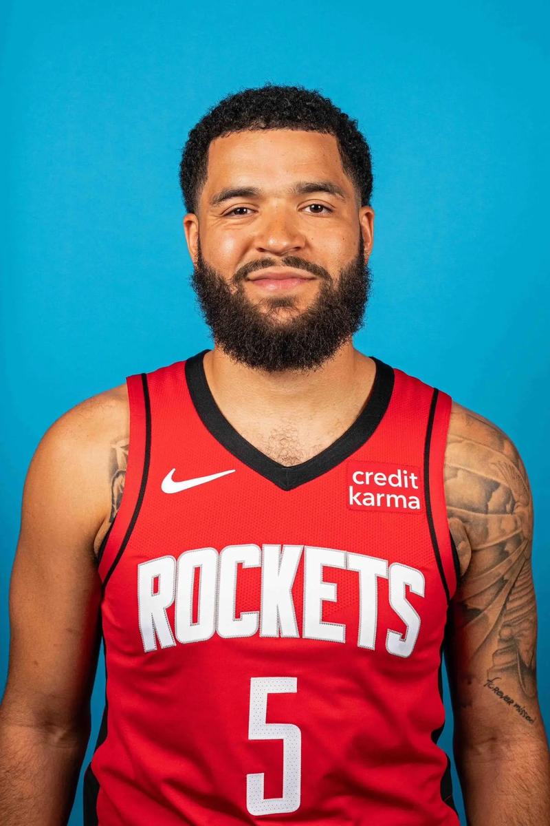 山东篮球名宿纪民尚连中62记罚球展现扎实基本功（山东篮坛名宿纪民尚罚球62连中，扎实基本功尽显）