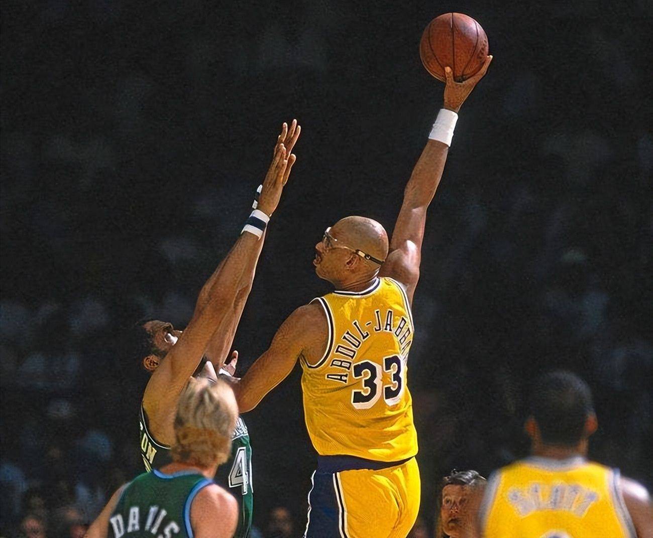 库蒂尼奥为小儿子庆祝生日，一家人身穿他效力过球队的球衣（库蒂尼奥为幼子庆生，全家身披其曾效力俱乐部球衣）