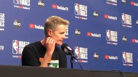 利物浦主帅斯洛特欢迎萨拉赫回归，但其状态仍存疑，萨拉赫将对阵布莱顿，未来决定尚不确定。（利物浦主帅斯洛特欢迎萨拉赫归队，状态仍成疑；将战布莱顿，未来未明）