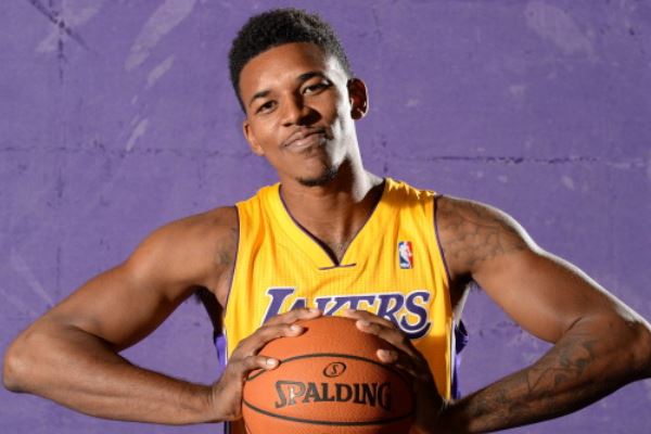 看台炸了，替补席却沉默（看台沸腾，替补席却无声）