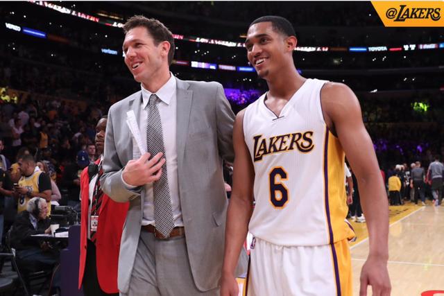 什琴斯尼因肠胃炎缺阵，巴塞罗那迎战奥萨苏纳冲击七连胜（什琴斯尼因胃肠炎缺席，巴塞罗那对阵奥萨苏纳力争七连胜）