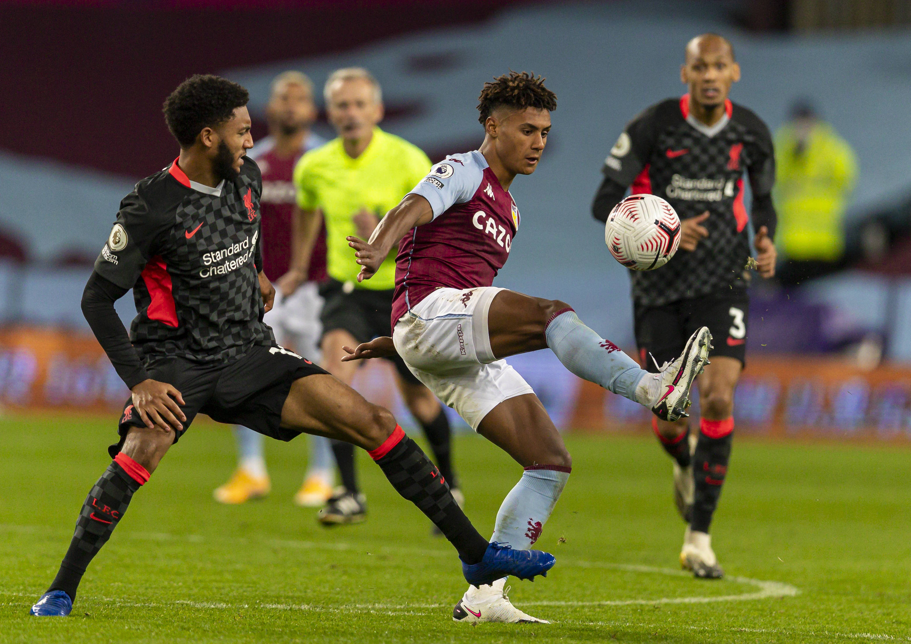 尤文全队和球迷一起出现在登机口，斯帕莱蒂和球迷们友好互动（尤文全队与球迷同现登机口，斯帕莱蒂亲切互动）