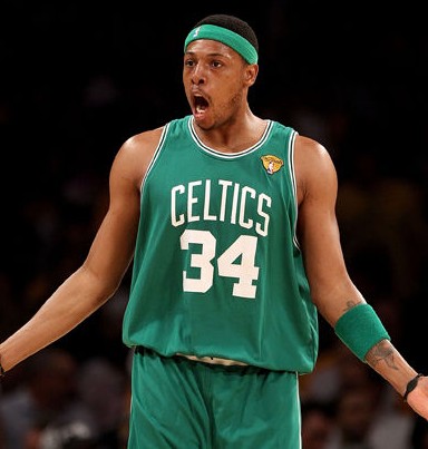 篮球湖人球员关键防守贡献显著（湖人球员关键时刻防守表现抢眼）