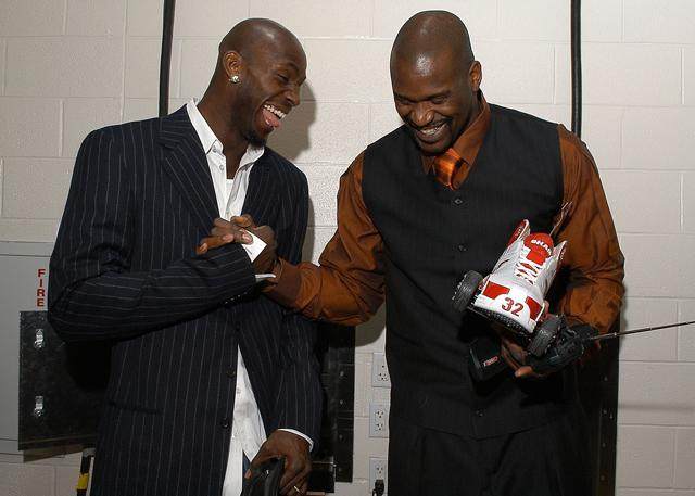 迈阿密夺冠之夜，梅西好兄弟被冷落：决赛无缘出场！赛后委屈落泪（迈阿密加冕之夜，梅西挚友无缘登场：决赛遭冷落，赛后黯然落泪）